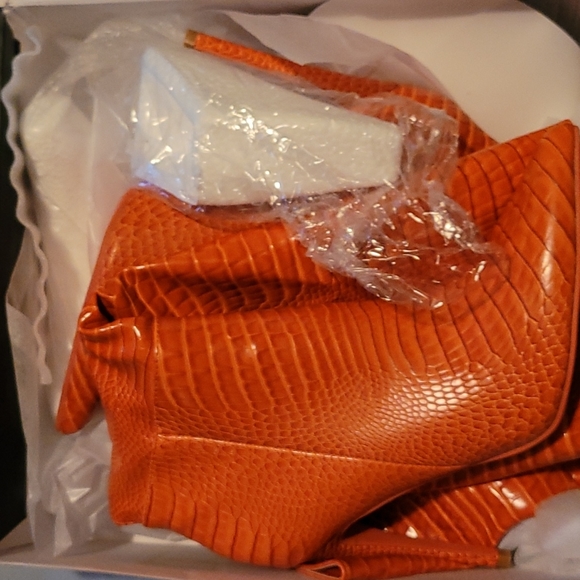 Beautiful fall color boots - Picture 5 of 8